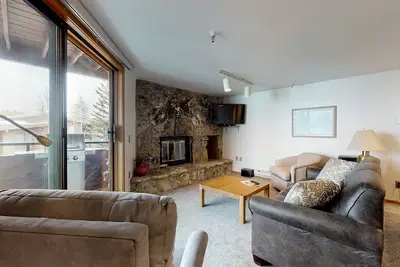 Image de Condo au bord du lac avec vue sur la montagne, jacuzzi partagé - Accès à la ville et au ski