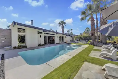 Image de Midcentury Alexander Pool & Spa Accueil w / immense cour + Vue sur la montagne