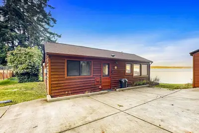 Image de Cabine en bord de mer confortable avec plage à proximité et grande terrasse / vue!
