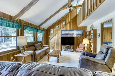 Image de Cozy maison Sunriver w / bain Ă remous, Sharc passe, poĂŞle Ă bois