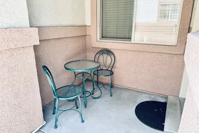 Image de Grand condominium au rez-de-chaussée avec deux chambres et garage attenant-133a