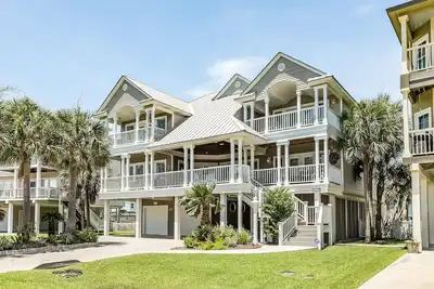 Image de Maison de luxe de chien avec une piscine privée, bar tiki, et bain à remous!