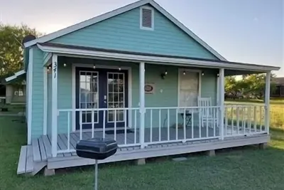 Image de Laguna Flats Lodge. Récemment rénové. Belle 3 chambres, 2 salles de bain. Hors de l'eau Accueil. Courte distance de la jetée publique ou de l'embarcadère.