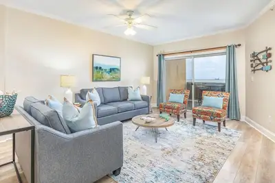 Image de Directement Oceanfront Condo avec de superbes vues sur l'océan, la jetée et la plage! Proche des restaurants et des magasins!