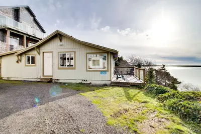 Image de Maison lumineuse en bord de mer avec une vue imprenable sur l'océan et la baie, près de la plage et de la ville