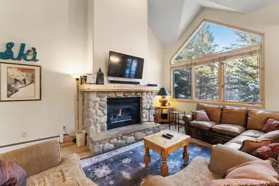 Image de Maison de ville spacieuse, Lit king-size, Spa privatif, À pied des ascenseurs, Wifi gratuit
