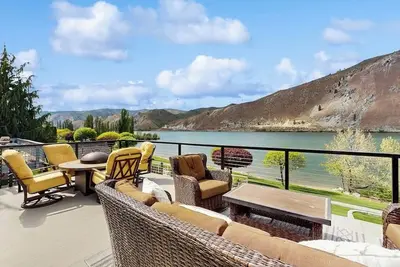 Image de Maison de bord de l'eau avec une piscine, des courts de tennis et une grande pelouse - les chiens sont les bienvenus!