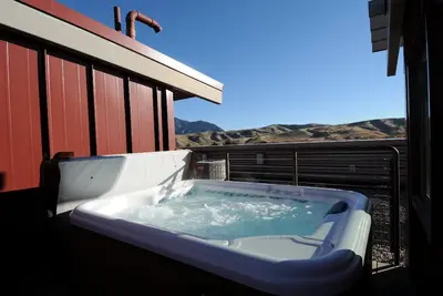 Image de Loft urbain dans le quartier historique de Mill, Bozeman. Jacuzzi!