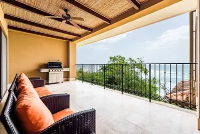 Image de Condo exclusif Oceanfront, 7 couchages, barbecue, sécurité 24/7