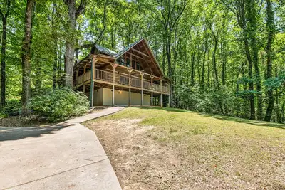 Image de Log Hideaway avec bain à remous privé, à proximité du parc national!