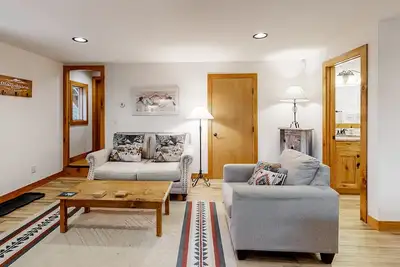 Image de Studio confortable et isolé dans un endroit calme près de la ville, de la randonnée, du ski et plus encore!