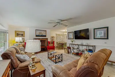 Belle propriété w / grande pelouse faite pour socialiser et salle de jeux pour enfants!