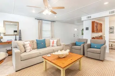 Image de Charmante maison d'appartements dans les années 1930 située dans un quartier de Great South End, à deux pâtés de maisons de la plage