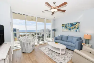 Image de Remodeled Beach Resort Condo. Nouvelle électronique. Service de plage gratuit