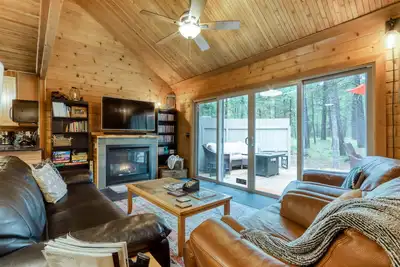 Image de Maison confortable avec terrasse, bain à remous privé, piscines partagées, saunas et golf - chiens Ok!