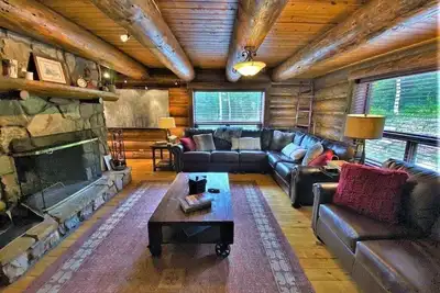 Image de Cabane en rondins rustique et spacieuse avec bain à remous privé, vues incroyables, 4 miles à skier