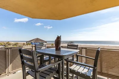 Image de Condo de coin en bord de mer au dernier étage avec bain à remous, à quelques pas de la plage, de la jetée, des boutiques et des restaurants