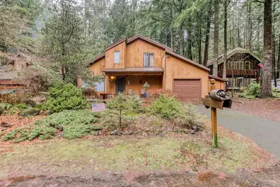 Image de Spacieuse Mt. Hotte lodge avec jardin bain à remous privé et piscine commune et sauna!