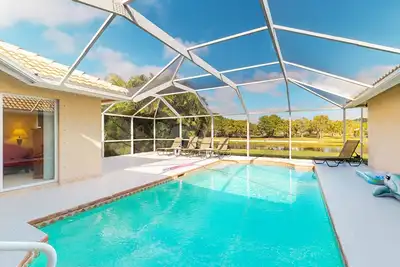 Image de Spacieuse maison w / piscine privée à proximité des commerces, des plages, et plus encore!