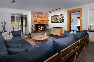 Image de Terrific rénové 4 châteaux Br, piscine, jacuzzi, sauna, navette!