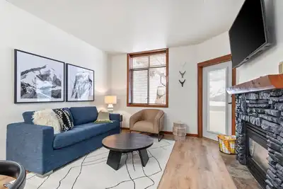 Image de Condo chaleureux skis aux pieds avec bain à remous et piscine partagés et accès au Club Solitude