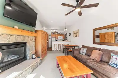 Image de 1 chambre dans le village de River Run, près de la télécabine, vue sur les pistes de ski, Wifi gratuit