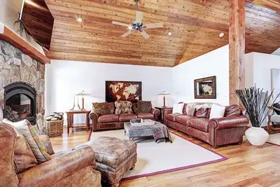 Image de Belle Highlands Home Pet Friendly avec navette privée et bain à remous saisonnier