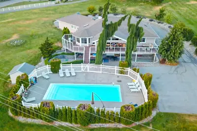Image de Magnifique maison avec piscine privée et bain à remous, immense pelouse, vue sur le lac!