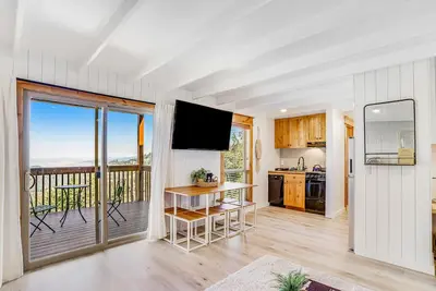 Image de Condo confortable avec un bain à remous partag��, une terrasse et un accès skis aux pieds