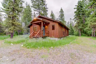 Image de Cabine de charme proche lac Flathead avec poêle à bois et le pont!