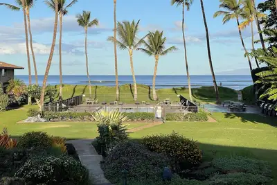 Image de Waiohuli Beach Hale # C-211 face à la mer avec vue sur la mer 2Bd / 2Ba A / C, pour 4 personnes