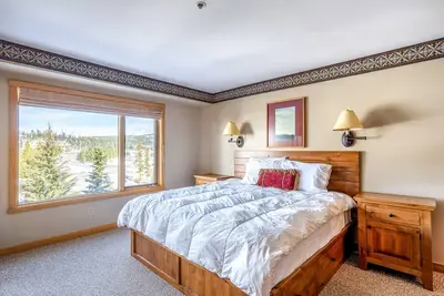 Image de Ski-in / ski-out condo w baignoire / partagé chaude et piscine chauffée, à la base de Lone Peak