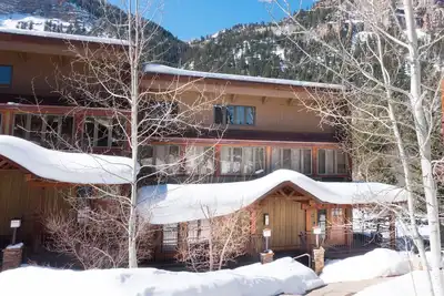 Image de Prestige 2000 pieds carrés Condo Surplombant le parcours de golf. Gratuit ski navette!