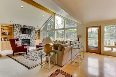 Image de Invitant la maison Sunriver avec vue sur le parcours de golf et un bain à remous privé! Accès Sharc!
