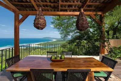 Image de Élégante maison 6br - sur une colline en bord de mer, jardin tropical, vue, piscine à débordement, etc.