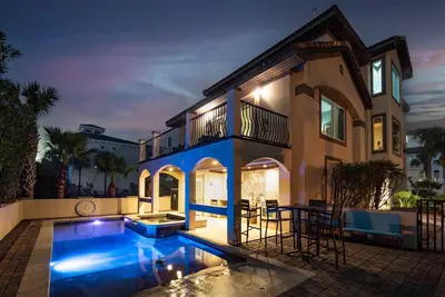 Image de Tarifs D'ÉTÉ RÉDUIT! Une piscine privée, un bain à remous et bien plus encore!