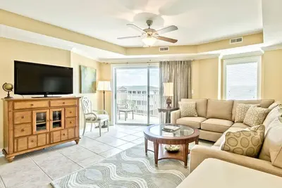 Image de Magnifiquement décoré Condo au Beachfront Resort, balcon avec vue latérale sur l'océan, piscines communautaires