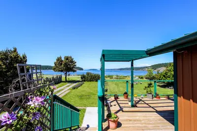 Image de maison front de mer unique avec lac et vue sur l'océan, plus un sauna privé!