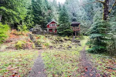 Image de Lodge isolé au bord de l'eau sur 24 acres boisés avec patio et cheminée meublés