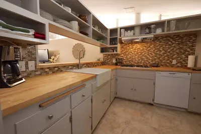 Image de 2 chambres / 2 salle de bain Mise à jour dans les contreforts