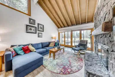 Image de Charmant condo avec vue sur le golf et très bien situé près du village - Sharc passe!