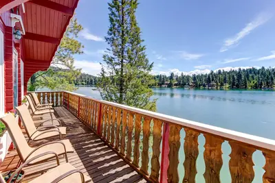 Image de Cabane en rondins au bord du lac avec vue sur le lac, poêle à bois, décor vintage et quai.