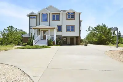 Image de Oceanside- 800 pieds de l'accès à la plage, grande piscine privée (17x35) et bain à remous, salle de jeux avec baby-foot