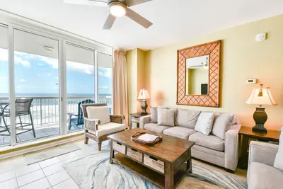 Image de Concept à aire ouverte, escapade en bord de mer lumineuse avec balcon privé!