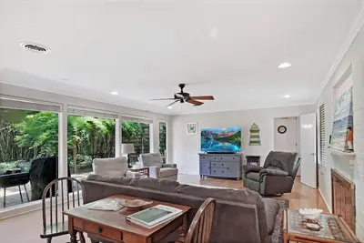 Image de La maison rose! Courte promenade à la jet��e