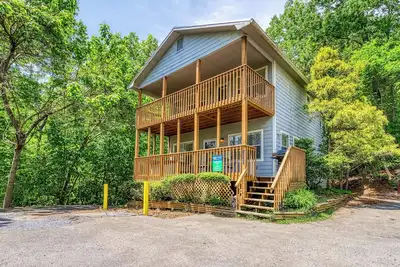 Image de Chalet Gatlinburg 2 chambres avec vue sur la montagne, table de billard et bain à remous