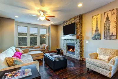 Image de Accueil w / cheminée, bain à remous privé, piscine partagée, jeu et salle de fitness