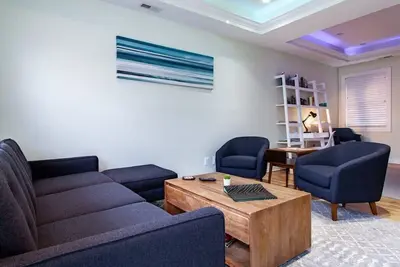 Maison moderne à seulement 2 pâtés de maisons du métro // patio et grill privés