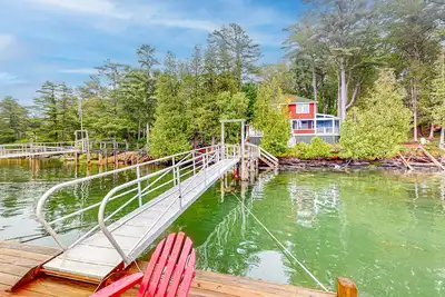 Image de Cosy, maison de style cabane front de mer avec quai privé et jolies vues!