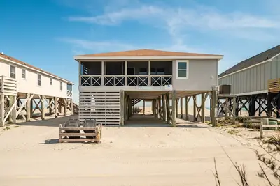 Image de McInnes 764 \"Vagabond\" Oceanfront maison à l'extrémité sud de Pawleys avec quai